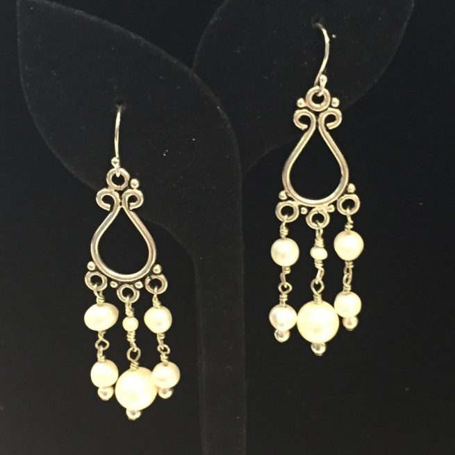 Earrings made with pearls and silver