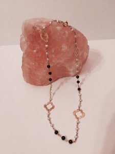 Necklace made with pearls, garnet and gold plate
