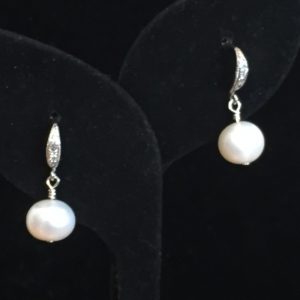 Earrings made with pearls and silver