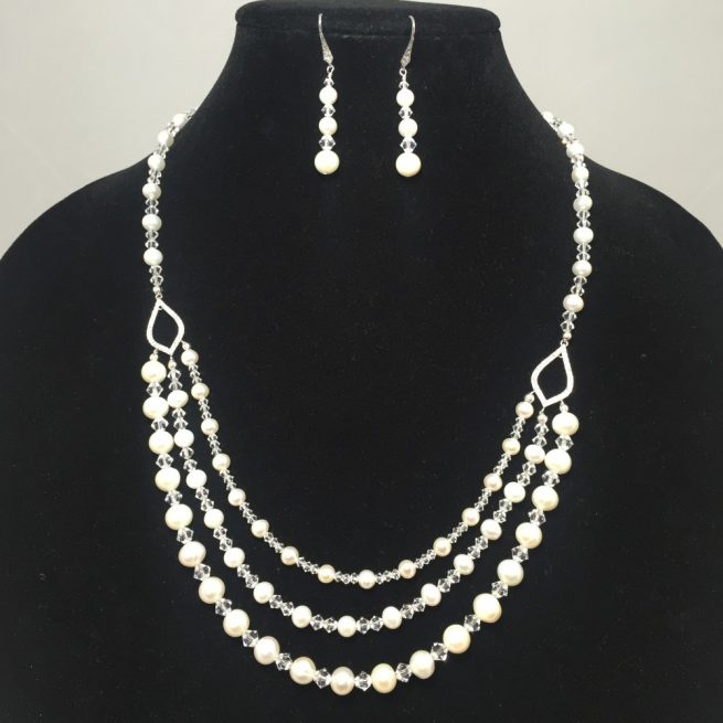 This set is made with Swarovski crystals and Fresh water pearls