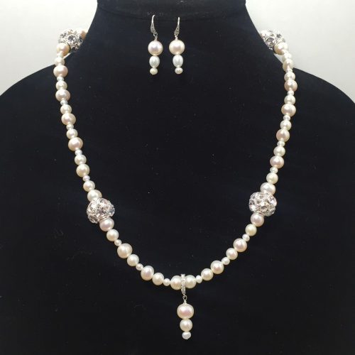 Pearls and crystals necklace and earrings set