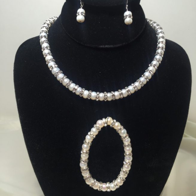 Set made with pearls and crystals